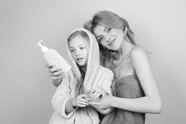 Sprzęt higieniczny dla dzieci czas kąpieli matka z córką w łazience mydło w płynie akcesoria do kąpieli