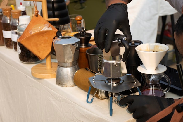 Sprzęt I Materiały Narzędziowe Dla Tajskich Mężczyzn Baristów Używają Ekspresu Do Kawy Kroplowej Lub Drippera Zrobionego Gorącą I Mrożoną Kawę I Herbatę Na Sprzedaż Na świeżym Powietrzu W Kawiarni W Mieście Bangbuathong W Nonthaburi Tajlandia