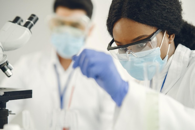 Sprzęt laboratoryjny naukowy i probówka z krwią dla rozwoju opieki zdrowotnej