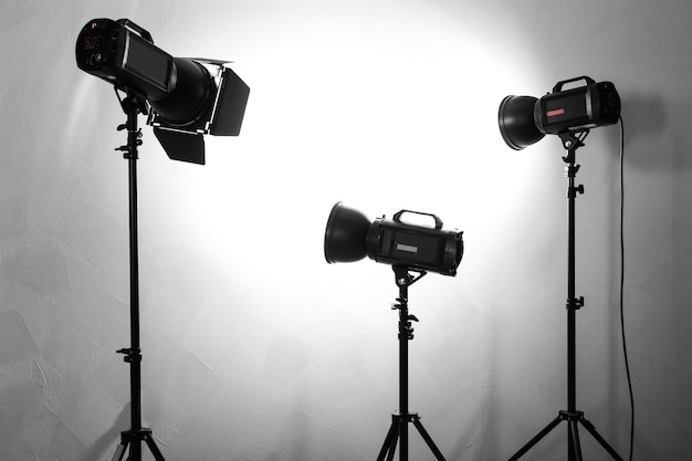 Sprzęt oświetleniowy w pustym studiu fotograficznym
