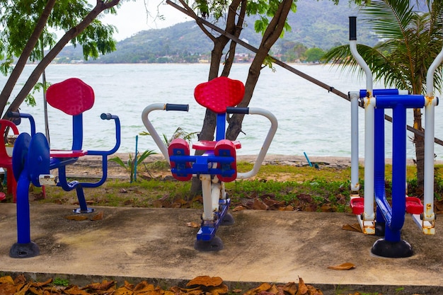 Sprzęt sportowy w tropikalnym parku nad morzem w Tajlandii Podróże i turystyka