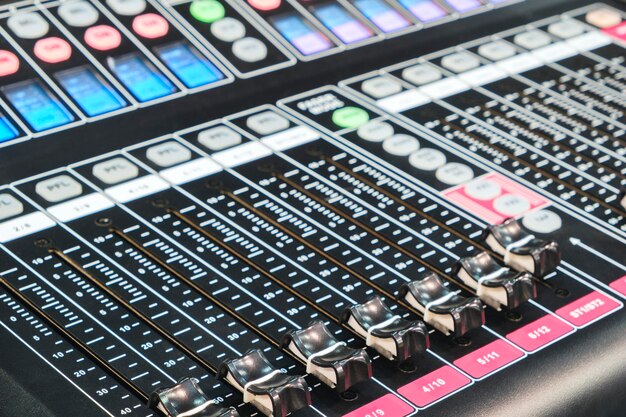 Zdjęcie sprzęt wzmacniający studio audio mixer knobs and faders miejsce pracy i sprzęt inżyniera dźwięku akustyczne miksowanie muzyki selektywny fokus