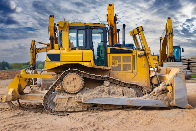 Spycharka Niweluje Plac Budowy Earthmover Na Tle Nieba Zbliżenie Ciężkich Maszyn Budowlanych