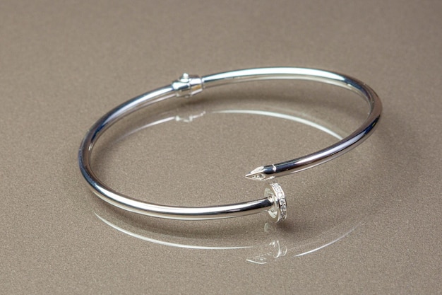 Zdjęcie srebrna bransoletka z diamentowym akcentem.