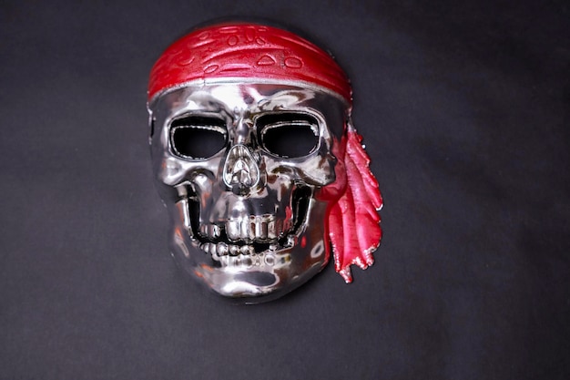 Srebrna czaszka z czerwoną opaską na czarnym tle Halloweenowe piractwo Jolly Roger Znak piratów Przestępstwa rabunkowe Rabusie morscy Baner Miejsce na tekst Kopia przestrzeń