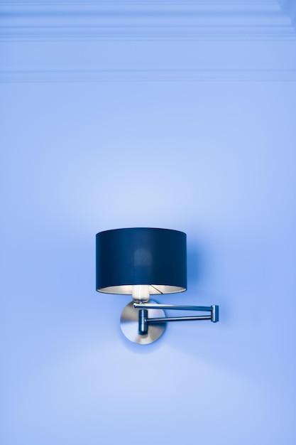 Srebrna lampa w pokoju eleganckie nowoczesne oświetlenie do wystroju domu