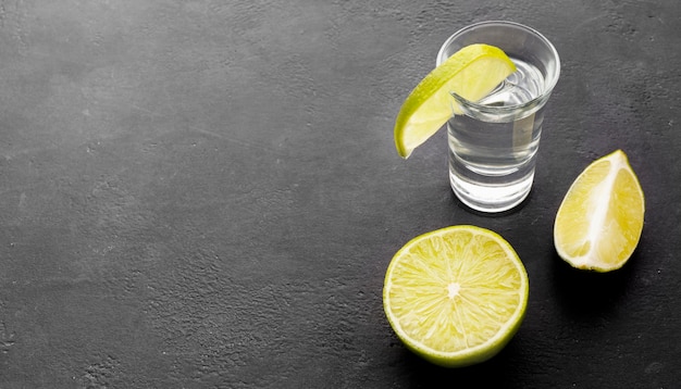 Zdjęcie srebrna tequila pod wysokim kątem z plasterkami limonki