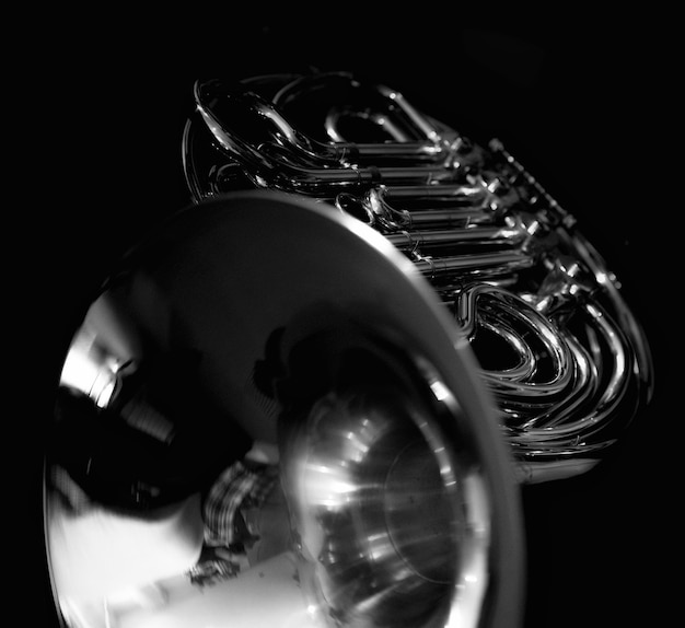 Zdjęcie srebrna tuba z napisem 