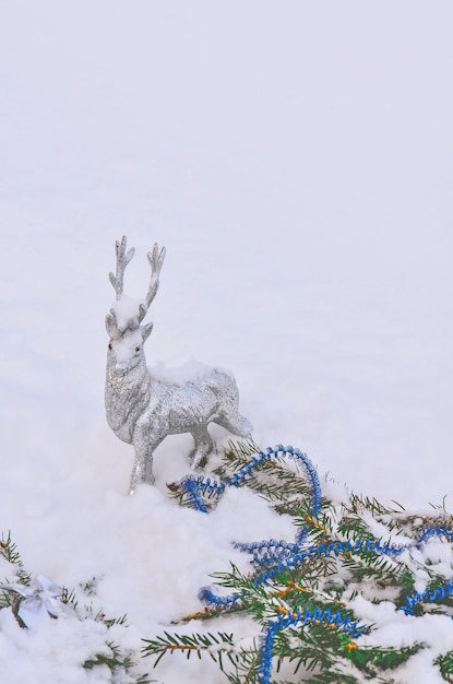 Srebrna zabawka renifer Srebrnoszary błyszczący świąteczny renifer na białym tle śniegu