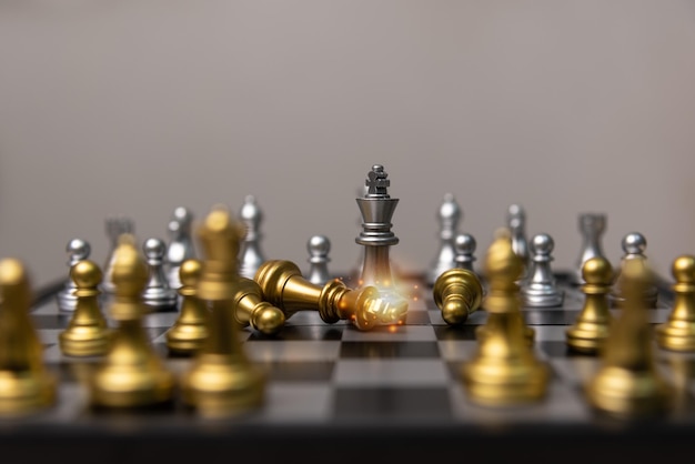 Srebrne i złote szachy na planszyKoncepcja planowania marketingowego finansowania inwestycji biznesowych