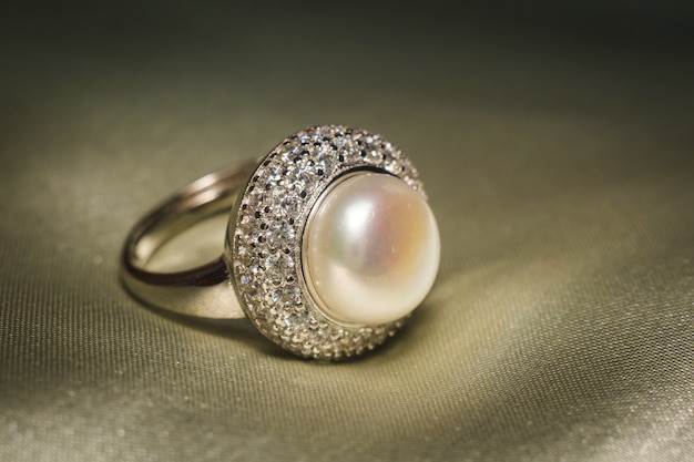 Srebrny perłowy pierścionek z białej perły