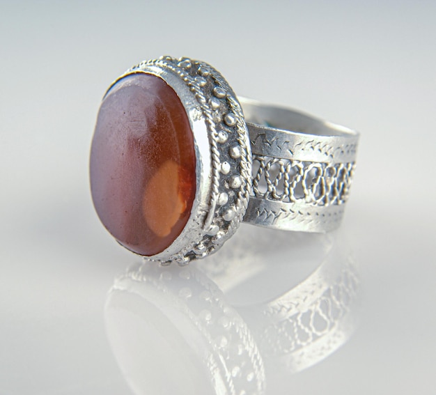 Srebrny pierścionek Vintage z dużym drogocennym kamieniem na odblaskowym tle