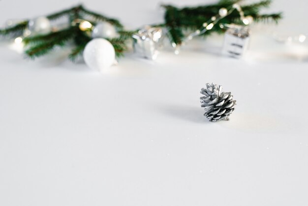 Srebro garbek na białym tle z kopii przestrzenią. kartka świąteczna