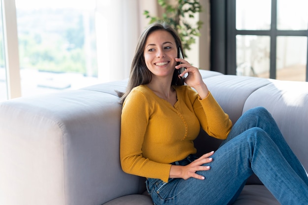 Zdjęcie Średni strzał kobiety rozmawia przez telefon