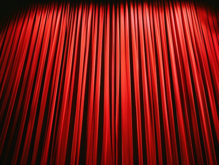 Zdjęcie średni ujęcie sceny teatralnej z czerwonymi zasłonami na tle