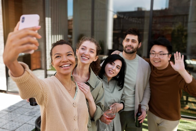 Zdjęcie Średnio fotografowani przyjaciele robią selfie