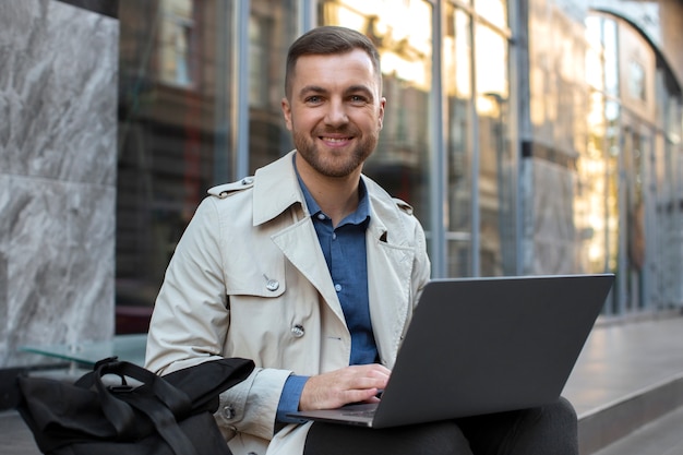 Zdjęcie Średnio strzał człowieka pracującego na laptopie