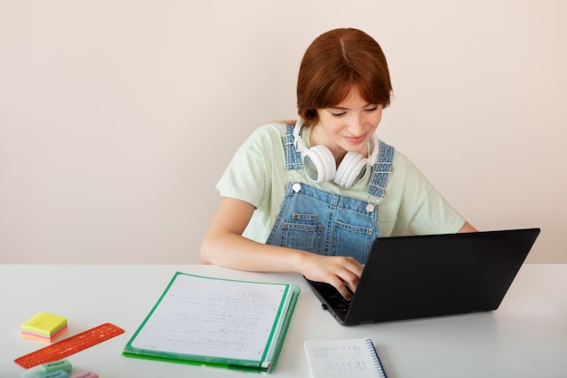 Zdjęcie Średnio strzał dziewczyna pisząca na laptopie