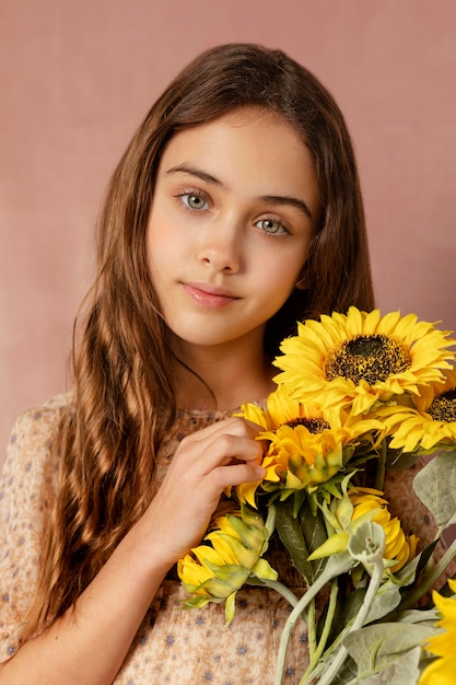 Zdjęcie Średnio strzał dziewczyna trzyma kwiaty