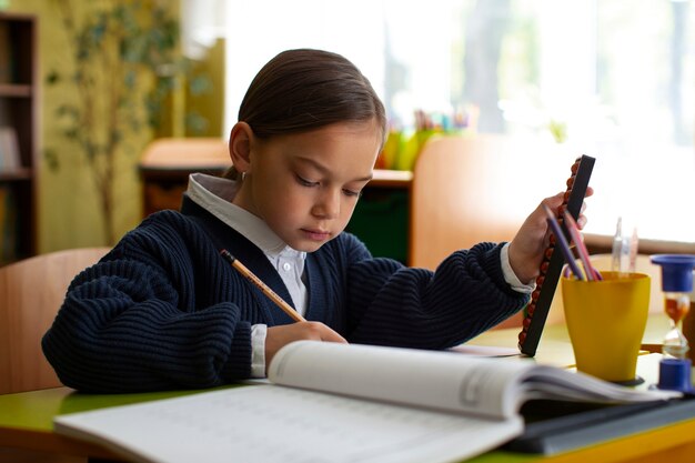 Średnio strzał dziewczyna uczy się matematyki w szkole