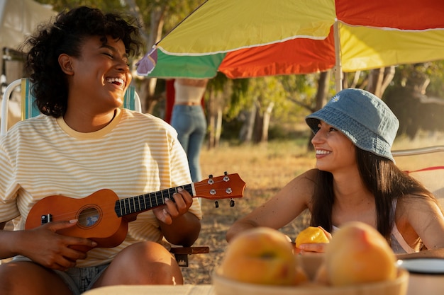 Średnio strzał kobieta grająca na ukulele