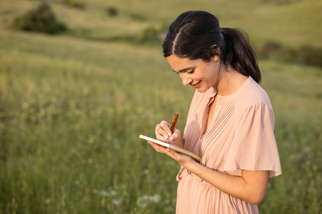 Zdjęcie Średnio strzał kobieta pisze na notebooku