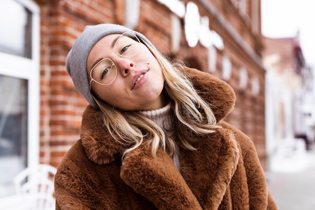 Zdjęcie Średnio strzał kobieta pozuje zimą