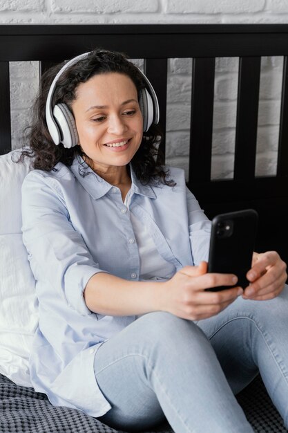 Średnio Strzał Kobieta Trzyma Telefon