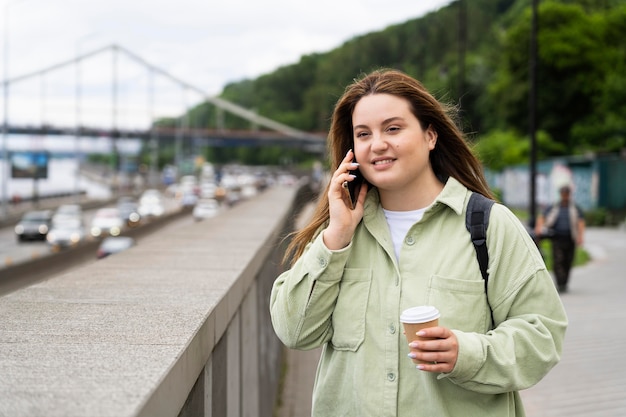 Średnio strzał kobieta z telefonem