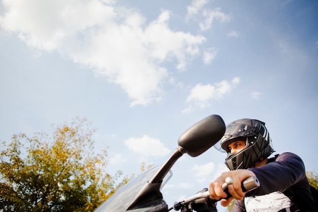 Średnio strzał mężczyzna jedzie na motocyklu