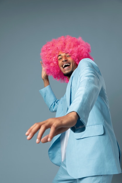Zdjęcie Średnio strzał mężczyzna tańczy z różową peruką
