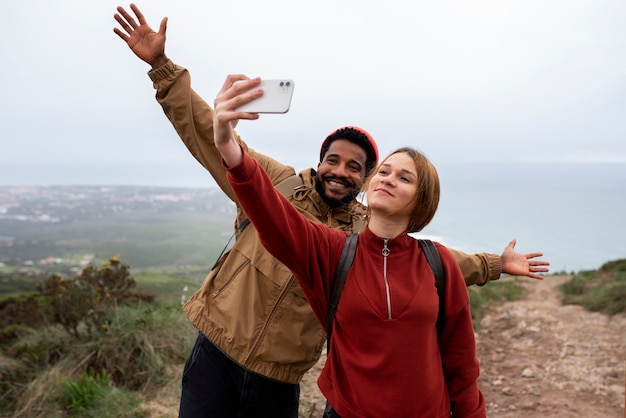 Zdjęcie Średnio strzał para przy selfie