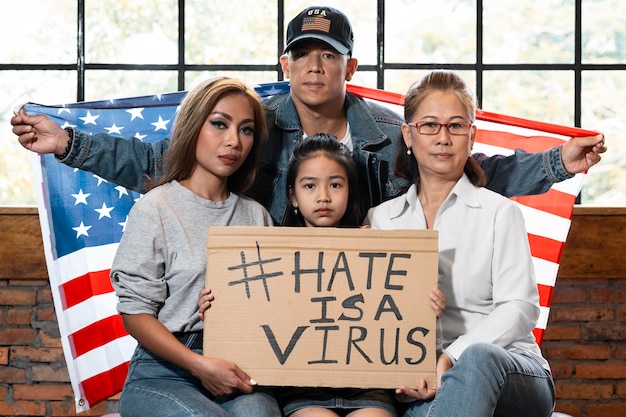 Zdjęcie Średnio strzał rodziny z amerykańską flagą