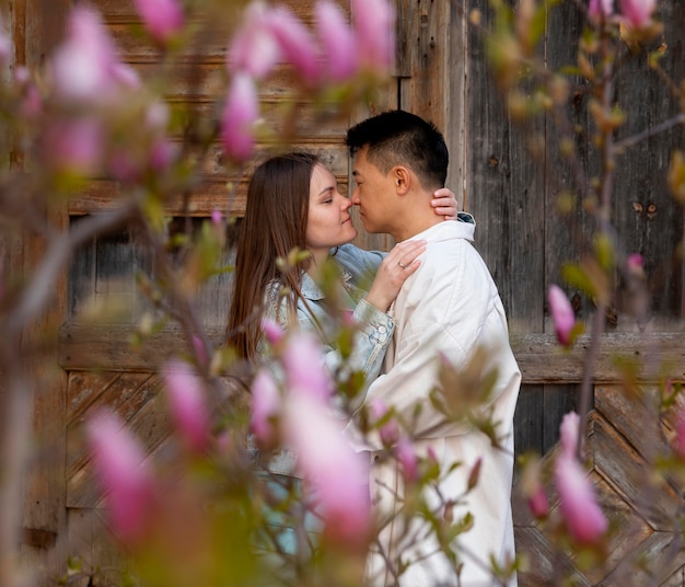 Zdjęcie Średnio strzał romantyczna para z kwiatami