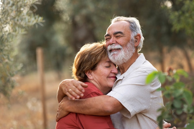 Zdjęcie Średnio strzał stara uśmiechnięta para przytulająca się