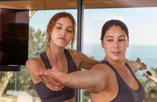 Zdjęcie Średnio ujęcie kobiet razem uprawiających jogę