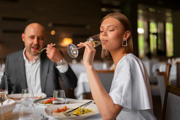 Średnio zastrzelona para jedząca lunch w luksusowej restauracji