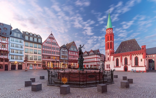 Średniowieczna stara nikolaikirche na Romerbergu w starym mieście Frankfurtu am Main w Niemczech