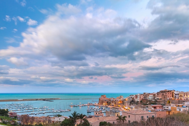 Średniowieczna Twierdza W Cala Marina, Port W Nadmorskim Mieście Castellammare Del Golfo O Zachodzie Słońca, Sycylia, Włochy