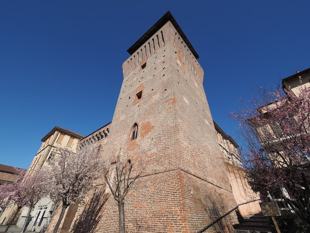 Średniowieczna wieża Torre Medievale i zamek w Settimo Torinese, Włochy