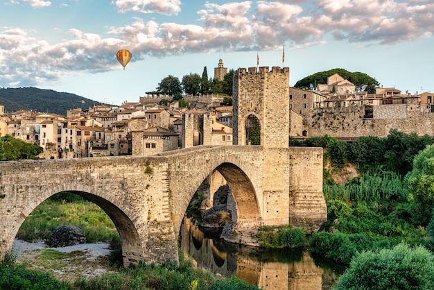 średniowieczna wioska besal en girona katalonia hiszpania przedpola średniowiecznego mostu