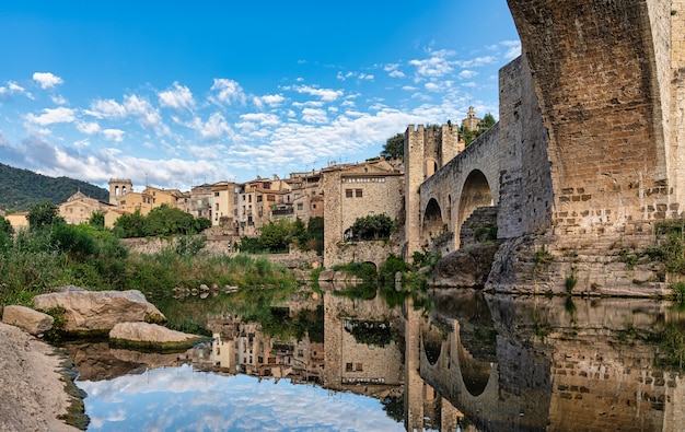 średniowieczna wioska besalu w gironie katalonia hiszpania