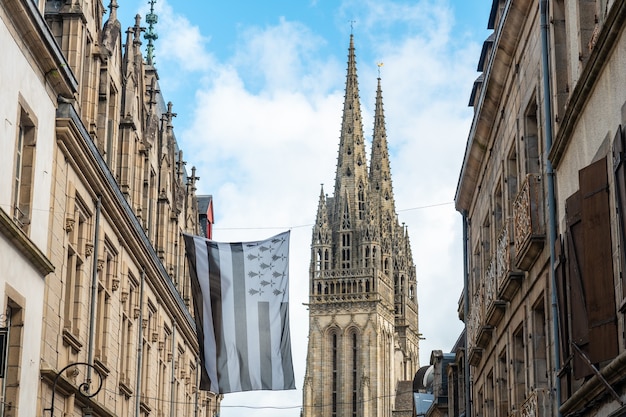 Średniowieczna wioska Quimper i katedra Saint Corentin de Quimper w tle w departamencie Finisterre. Francuska Bretania, Francja