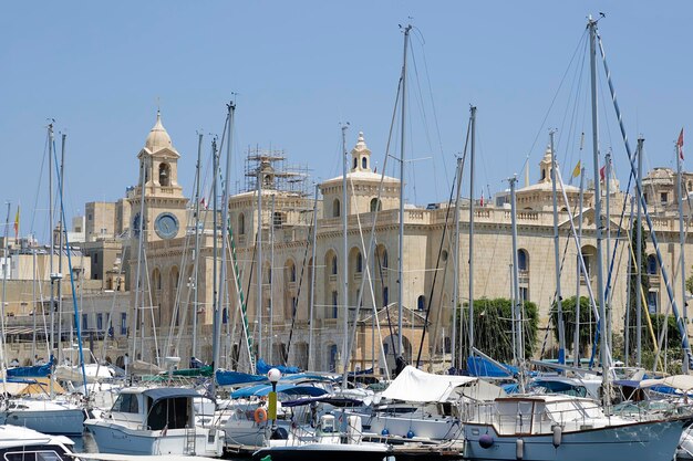 Średniowieczne budowle i kościoły Birgu Vittoriosa z zacumowanymi jachtami i łodziami Malta