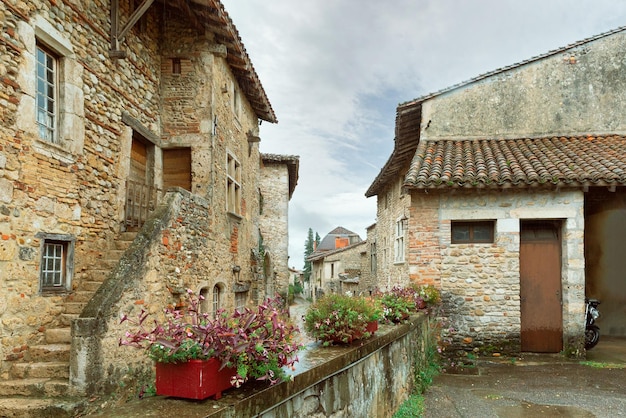 Średniowieczne miasto Perouges we Francji