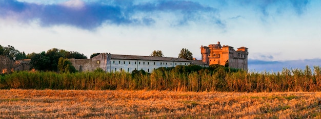 Średniowieczne zamki Włoch - Castello di Santa Severa na plaży o wschodzie słońca.