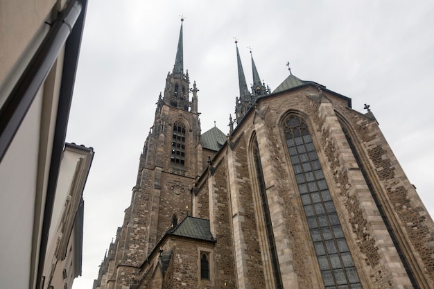 Średniowieczny budynek katedry świętych Piotra i Pawła na wzgórzu Petrov w mieście Brno w południowomorawskim regionie Republiki Czeskiej