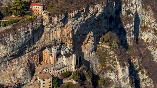 Średniowieczny kościół Santuario Basilica Madonna della Corona na klifach Verona Włochy