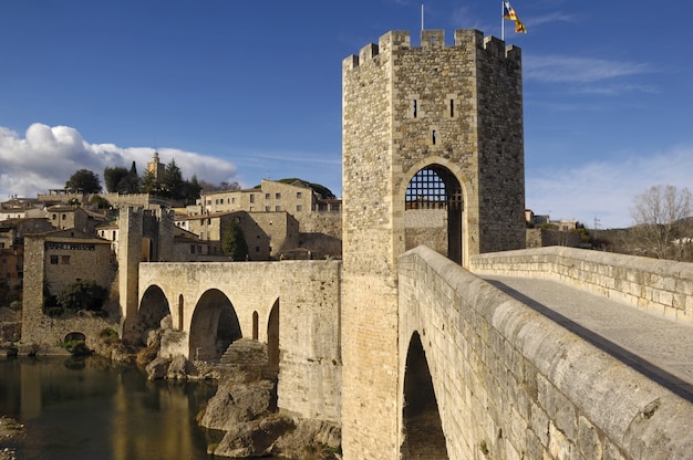 Średniowieczny Most I Wioska Besalã W Losie Angeles Garrotxa, Girona, Hiszpania