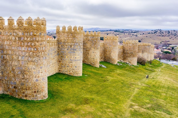 Średniowieczny mur otaczający miasto światowego dziedzictwa Avila, Hiszpania.